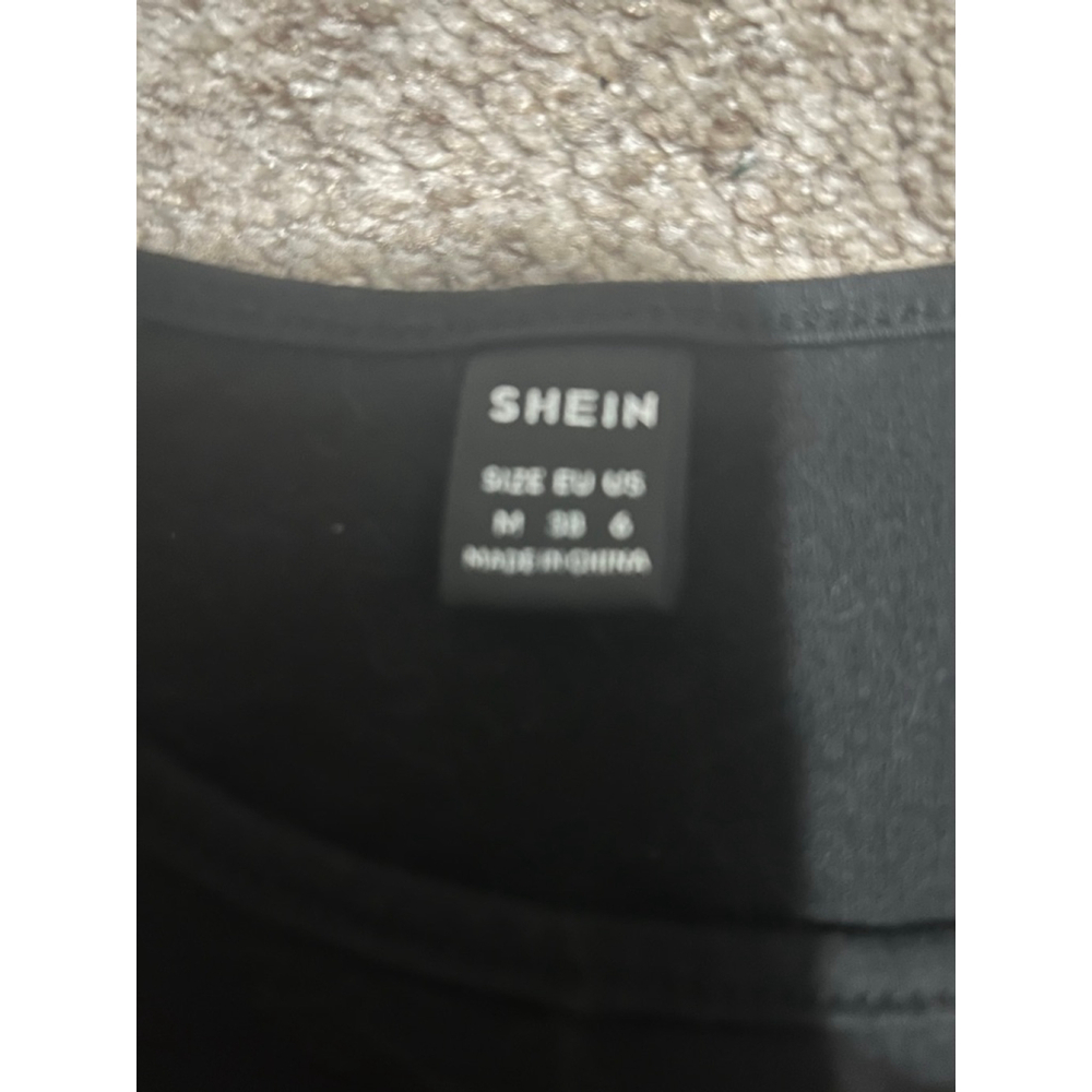 Women's SHEIN Crop Top Size M Black Red Graphic Print Sleeveless
232 - Picture 3 of 6